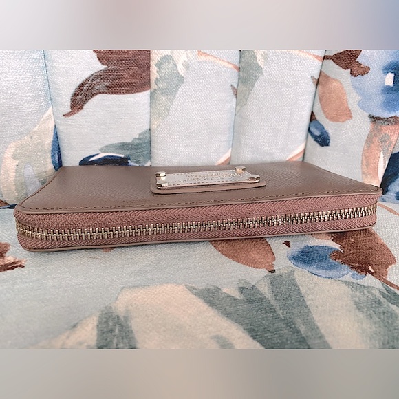 NWT Marc by Marc Jacobs Tan Leather Zippy Wallet - Picture 16 of 16
